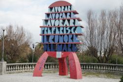 Lavorare, lavorare, lavorare... preferisco il rumore del mare - L'opera di Ugo Nespolo all'inizio del lungomare a San Benedetto del Tronto.