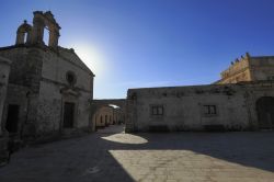 San Francesco da Paola in controluce a Marzamemi, Sicilia - Una bella fotografia scattata in controluce alla chiesa antica di San Francesco da Paola, patrono della cittadina, ospitata nella ...