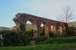 San Giuliano Terme, Toscana: le rovine dell'acquedotto medievale dei Medici - © ai-ivanov / Shutterstock.com