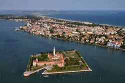 San Lazzaro degli Armeni: Tra le isole minori della laguna veneta. - © Angelo Giampiccolo / Shutterstock.com