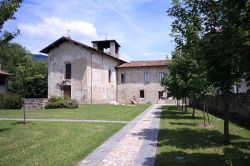 La chiesa di San Michele in Voltorre a Gavirate, Lombardia - © Zocchi Roberto/ Shutterstock.com