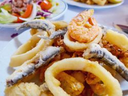 Un piatto di pesce fritto a San Vito Lo Capo, Sicilia.
