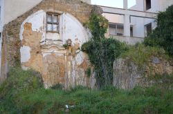Santa Margherita di Belice, il contrasto tra le rovine del borgo antico terremotato e gli edifici più moderni