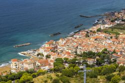 La città di Santa Maria di Castellabate vista dall'alto, Campania, Italia. Circondata dalla vegetazione e affacciata sul mare, Santa Maria è una suggestiva località ...