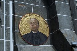 Un mosaico dorato sulla parete esterna del Santuario de la Virgen del Rosario de las Lajas presso Ipiales (Colombia) - foto © Angela N Perryman / Shutterstock.com