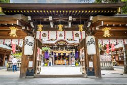 Il santuario di Kushida-jinja a Fukuoka, Giappone. Dedicato a Amaterasu e Susanoo, questo tempio che sorge a Hakata-fu si dice sia stato fondato nel 757 - © TungCheung / Shutterstock.com ...