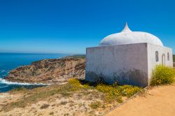 Un curioso edificio in una suggestiva posizione panoramica presso Sesimbra, Portogallo.
