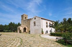 Il complesso del Santuario di Santa Maria d'Anglona a Tursi in Basilicata. Situato sul sacro colle di Anglona a 263 metri sul livello del mare, l'edificio domina la vallata sottostante ...