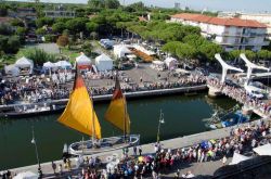 Sapore di Sale, la festa della rimessa del Sale a Cervia, Emilia Romagna. Una veduta di questa annuale manifestazione gastronomica e culturale che ha come protagonista il sale di Cervia, l'oro ...