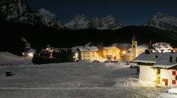 Sappada di notte con la neve, Veneto - Una bella immagine scattata di notte in cui le luci delle abitazioni di Sappada illuminano questo angolo di Dolomiti fra Cadore e Carnia © Donatella ...