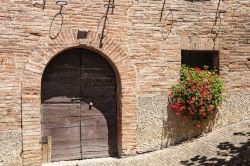Sarnano (Macerata): la facciata di una tipica casa con addobbi floreali. 
