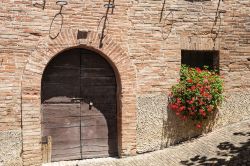 Sarnano (Macerata): la facciata di una tipica casa con addobbi floreali. 
