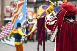 Sbandieratori e figuranti al Palio di Asti, uno degli eventi storici del Piemonte