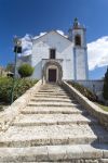 La scalinata che porta alla chiesa di Santa Maria fuori dalle mura del castello di Torres Vedras, Portogallo.



