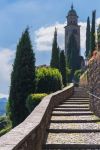 Scalinata con vista sulla torre campanaria a Morcote, Canton Ticino, Svizzera.  Per le sue stradine, i portici e le facciate decorate dei palazzi d'epoca è stato dichiarato "villaggio ...