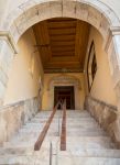 Scalinata del castello di Castelldefels, Spagna - Particolare architettonico dell'edificio medievale simbolo della cittadina spagnola © Alberto Zamorano / Shutterstock.com