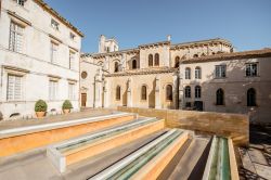 Scalinata e piazzetta nei pressi della cattedrale di San Castore a Nimes, Occitania (Francia).

