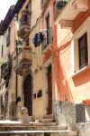 Una scalinata nel centro storico di Sulmona, provincia dell'Aquila, Abruzzo - © TTL media / Shutterstock.com