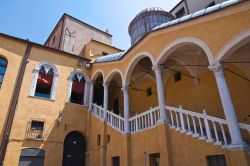 Lo Scalone d'Onore del Palazzo Municipale di Ferrara, fino al Cinquecento residenza ducale degli Este e oggi sede del Comune. Lo scalone si trova nel cortile ducale (oggi Piazza del Municipio) ...