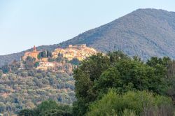 Scarlino, panorama del borgo della Maremma, in Tosacna