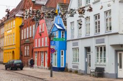 Scarpe penzolanti dai cavi elettrici su una strada di Flensburg, in Germania - © Evannovostro / Shutterstock.com