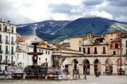 Scena di vita quotidiana in Piazza Garibaldi a Sulmona, Abruzzo, al calar del sole - © TTL media / Shutterstock.com