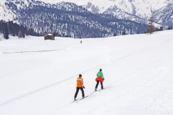 Sci di fondo in inverno nella zona di Braies, ...