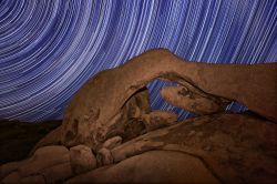 Scia di stelle nei cieli del Parco Nazionale Joshua Tree, California. Dal 1936 è monumento nazionale e dal 1994 parco nazionale quando il Congresso degli Stati Uniti d'America ha ...