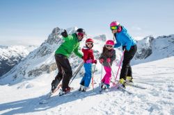 Sciare in famiglia sulle nevi della Val di Fassa in Trentino - ©  Archivio Foto Trentino Sviluppo F. Modica