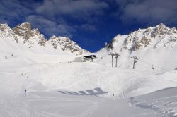 Sciare sulle montagne intorno a Sankt Anton, nella regione Arlberg in Austria