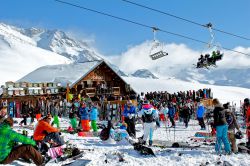 Sciatori alla baita Folie Douce alla stazione sciistica di Val Thorens, Francia - © Jerome LABOUYRIE / Shutterstock.com