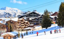 Sciatori su una pista di Courchevel 1850, Alpi francesi - © nikolpetr / Shutterstock.com