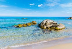 Scogli e mare limpido alla spiaggia di Orri vicino a Tortoli in Sardegna