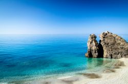 Scogli e spiaggia a Monterosso al Mare, Liguria, Italia - Le acque limpide e cristalline del Mar Ligure lambiscono il litorale di Monterosso dove spiaggia e scogliera sono perfetta cornice di ...