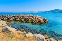 Scogli nei pressi del porto di Ile-Rousse in Corsica