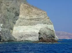 Scogli sulla spiaggia di Aspri Ammos, isola di Othoni, Ionio, Grecia. Natura incontaminata, mare cristallino e paesaggi mozzafiato sono il biglietto da visita di questa perla del Mediterraneo.
 ...