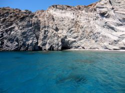 Scogliera sull'isola di Paros, Cicladi: il litorale offre insenature, baie, spiagge sabbiose e strutture rocciose che affacciano sulle acque del Mar Egeo - © ValEs1989 / Shutterstock.com ...