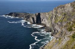 Le scogliere di Fogher a Valentia Island, Irlanda. Una bella fotografia di questo lembo di territorio a picco sull'oceano.
