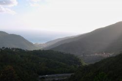 Scorcio al tramonto delle colline della Riviera di Levante e Deiva Marina in provincia di La Spezia, Liguria