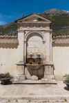 Uno scorcio architettonico del borgo di Villetta Barrea, sul lago di Barrea, L'Aquila, Italia. Siamo nel cuore del Parco Nazionale d'Abruzzo.


