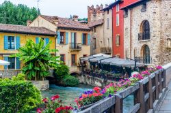 Scorcio panoramico di Borghetto sul Mincio, Verona - Toponimo di origine longobarda con il significato di insediamento fortificato, Borghetto è il nome del primo centro abitato sorto ...