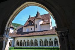 Scorcio della chiesa principale di Saint-Ursanne nel cantone Giura in Svizzera - © Capricorn Studio / Shutterstock.com