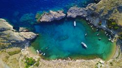 Scorcio dall'alto della baia di San Paolo nel villaggio di Lindos, isola di Rodi, Dodecaneso (Grecia).



