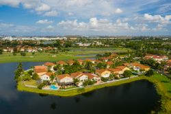 Uno scorcio dall'alto della città di Pembroke Pines (Florida) con graziose abitazioni residenziali.

