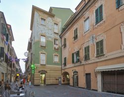 Uno scorcio del centro di Loano, celebre borgo ligure - © s74 / Shutterstock.com
