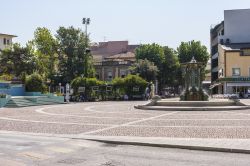 Uno scorcio del centro storico di Cattolica (Emilia Romagna) con la fontana nella piazza - © Michele Vacchiano / Shutterstock.com