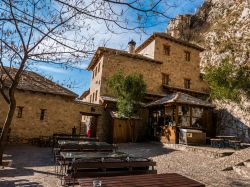 Uno scorcio del Blagaj Tekija, in Bosnia-Erzegovina, tra luci e ombre - il Blagaj Tekija, un vero gioiello di architettura sacra islamica in Europa, si trova nel villaggio di Blagaj e fu costruito ...