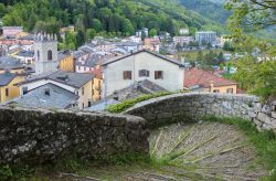 Uno scorcio della cittadina modenese di Sestola, Emilia Romagna, vista dall'alto di una scala in pietra.



