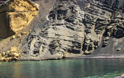 Uno scorcio della costa di Linosa, isole Pelagie, Sicilia. Assieme a Lampedusa, da cui dista circa 42 km a nord est, Linosa costituisce il comune di Lampedusa e Linosa che conta circa 6300 abitanti ...