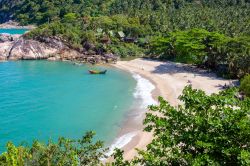 Uno scorcio della spiaggia di Than Sadet con le onde che s'infrangono sulla sabbia, Koh Pha Ngan. L'isola è ormai una celebre destinazione turistica - © OlegD / Shutterstock.com ...